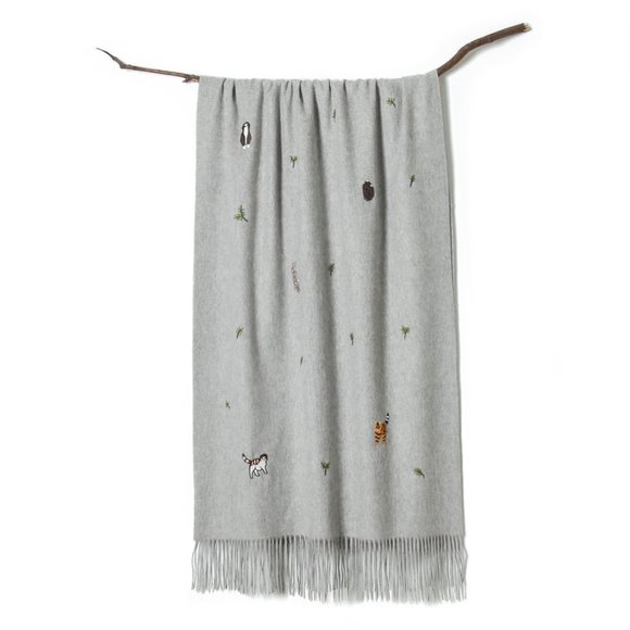 Edelweiss embroidered playing cat cashmere scarf - Picture 7 of 12